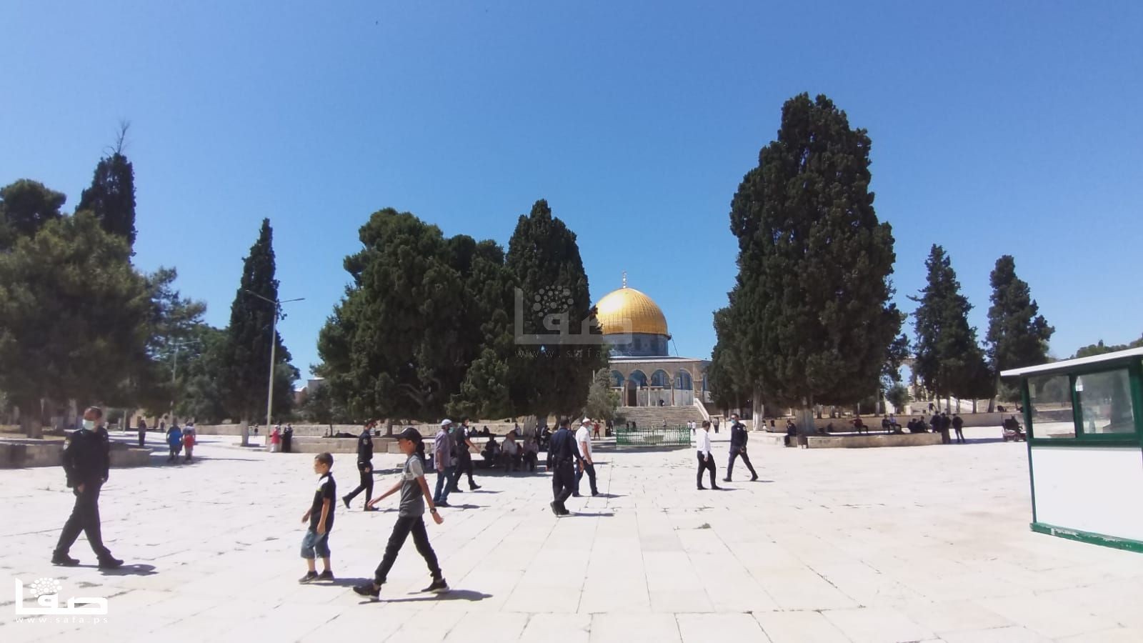 مع الكثير من الدموع.. هكذا دخل المقدسيون الأقصى بهتافات  الفداء